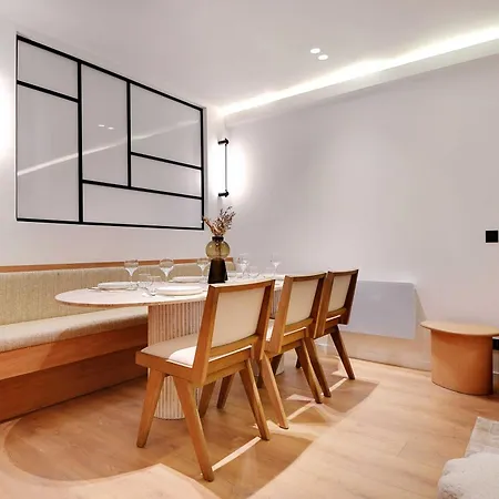 Sumptuous Flat Right In The Center Sentier *