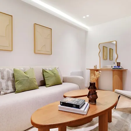 Sumptuous Flat Right In The Center Sentier